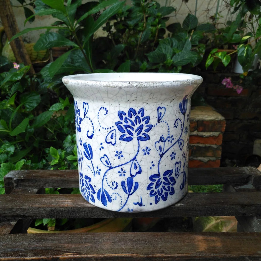 Blue and white ceramic flower print planter with flared lip U5130