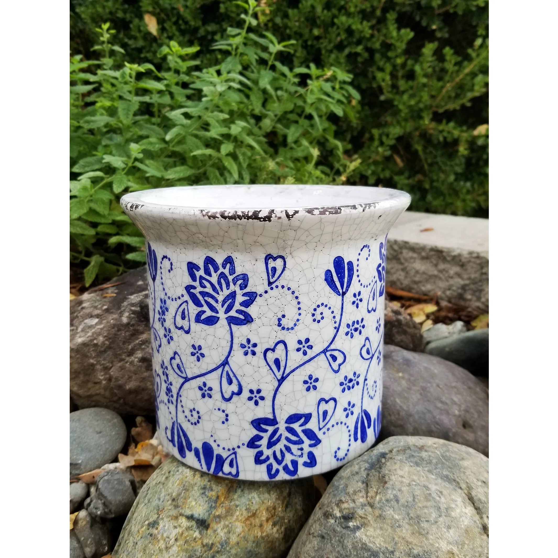 Blue and white ceramic flower print planter with flared lip U5130
