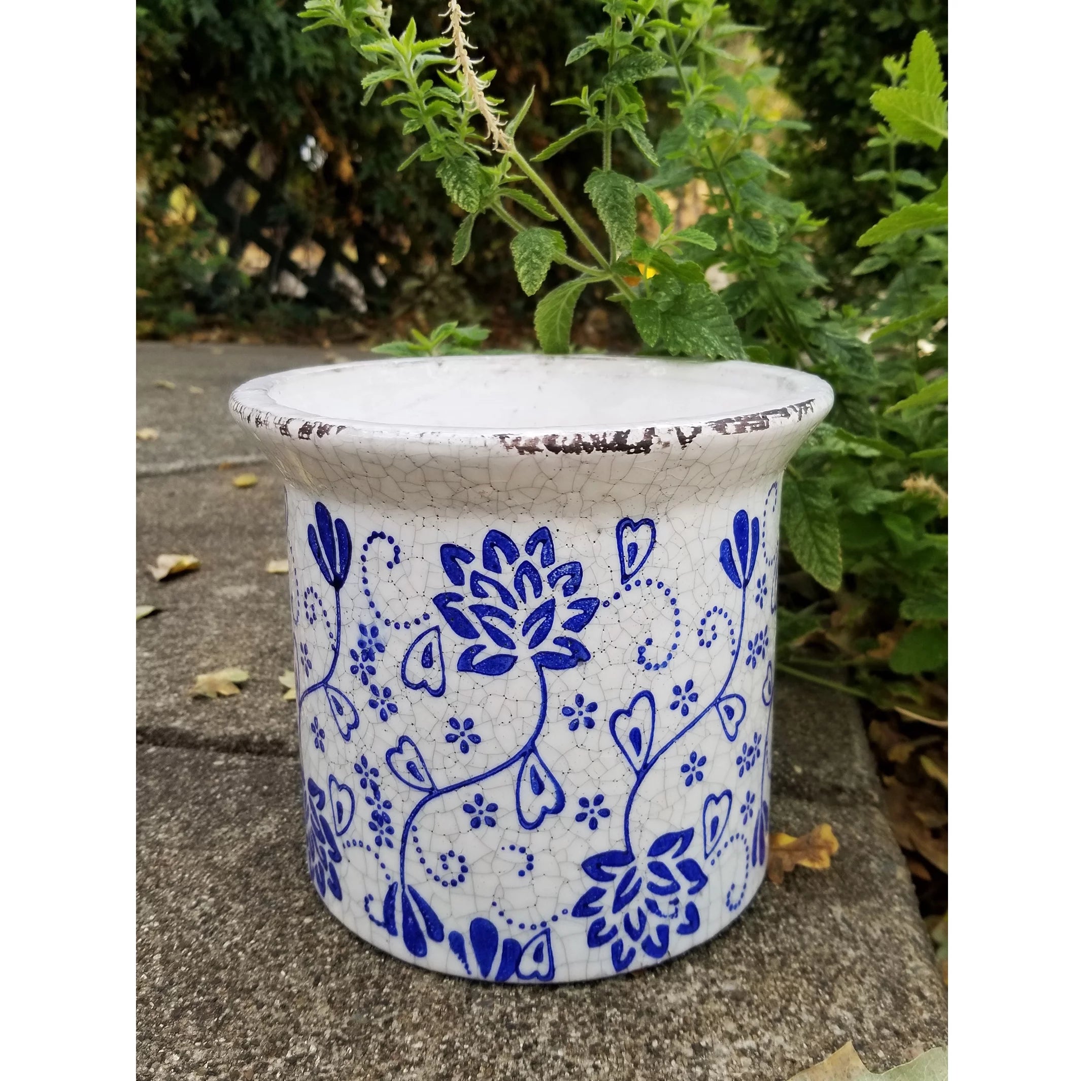 Blue and white ceramic flower print planter with flared lip U5130